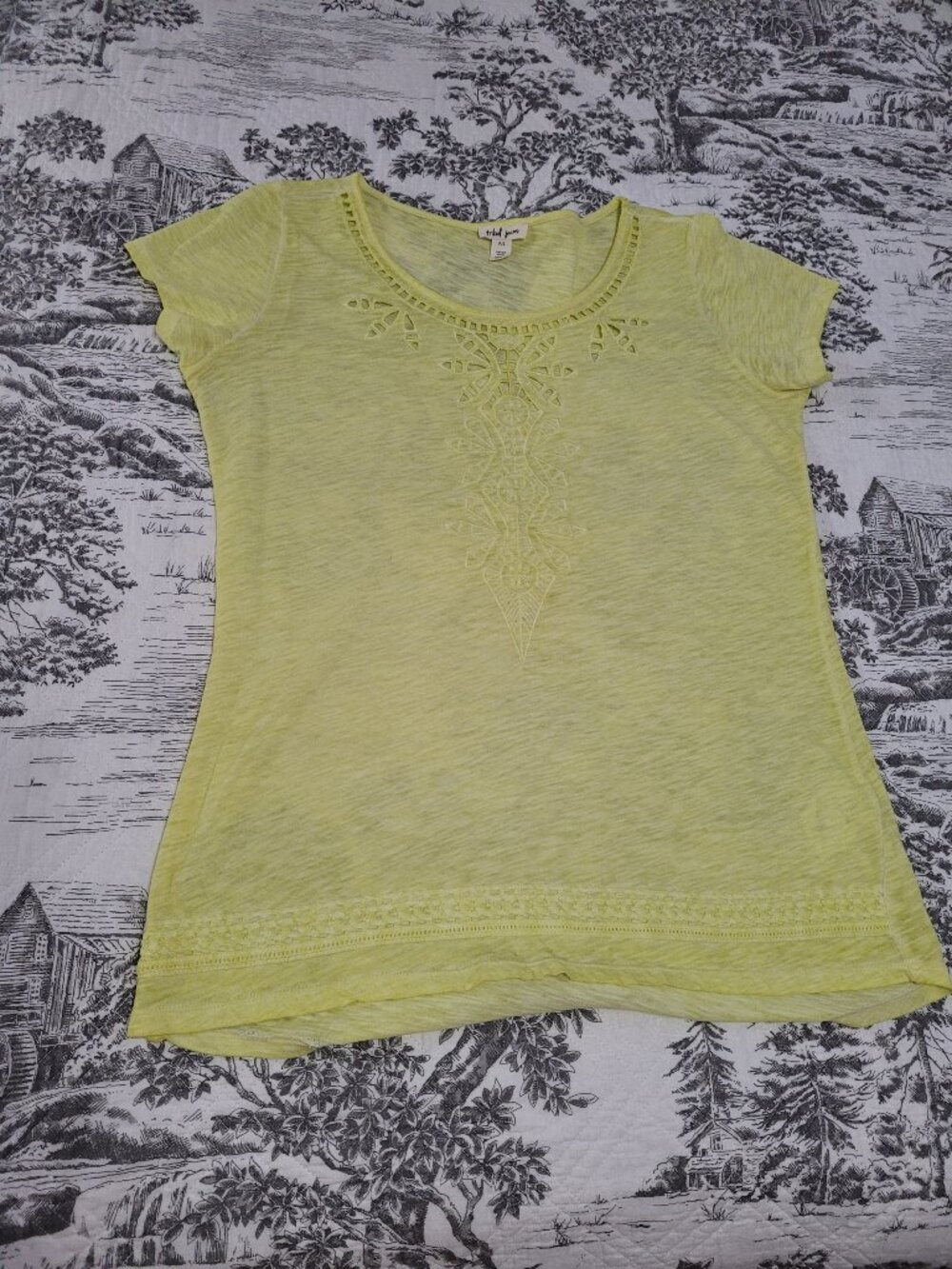 Tribal Yellow 100% Cotton T Shirt Size Small